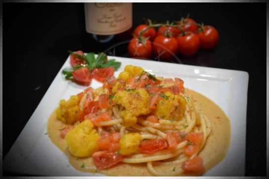 Un gioco di colori con salmone selvaggio, lenticchie, cavolfiore arancione e ciliegini
