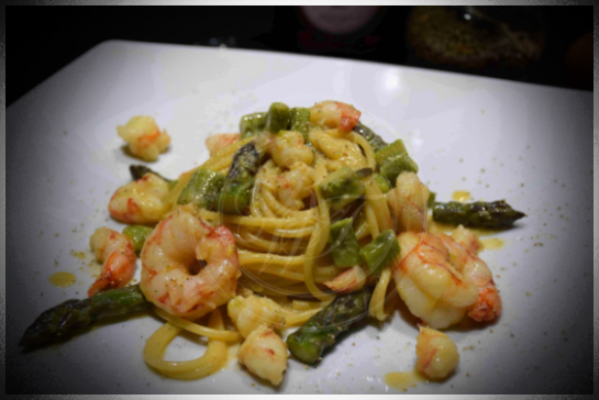 Carbonara di mare con gamberi e asparagi