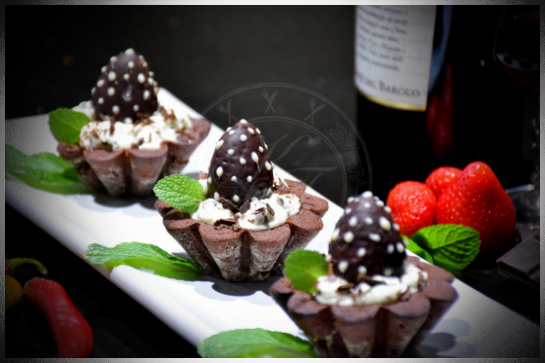 FragolHOT pasticcino con sablè al cioccolato piccante e fragole