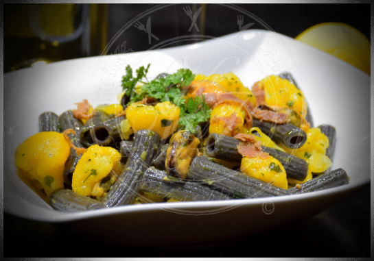 Maccheroni al nero di seppia con ragù di cavolfiore arancione cozze e bottarga