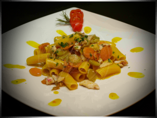 Maccheroni risottati allo zafferano con ragu di triglie, carote e trombette