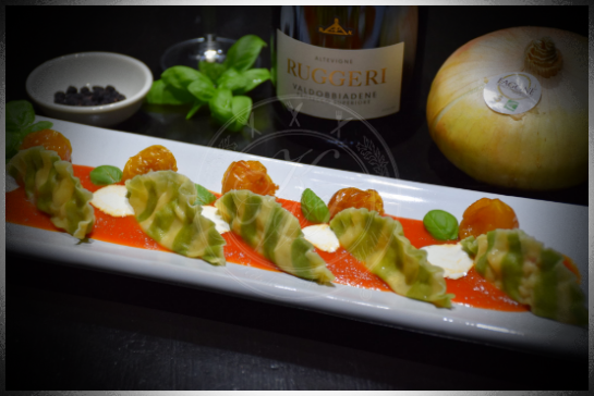 Mezze lune paglia e fieno ripiene di magnosa e burrata con salsa al pomodoro e cipolla Giarratana e ciliegini confit