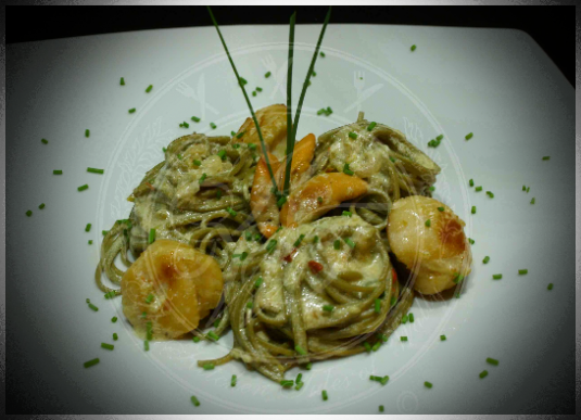 Noodles al tè verde con cappesante e crema piccante al cocco