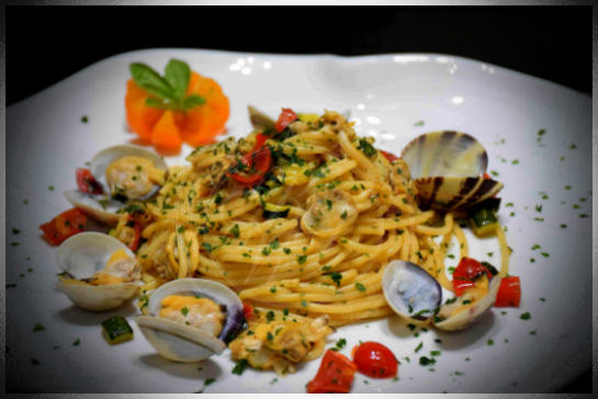 Spaghetti vongole zucchine e ciliegini